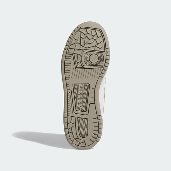 Onderkant van een taupe adidas sneaker met profiel.