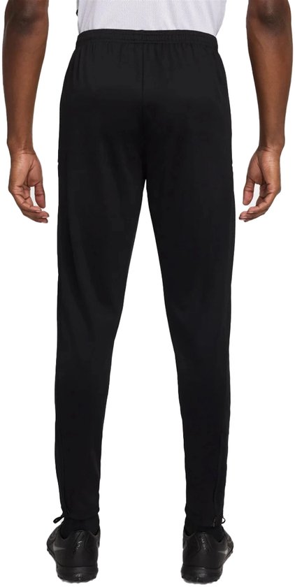 Zicht op de achterkant van een zwarte Nike trainingsbroek voor heren met witte Nike logo's.
