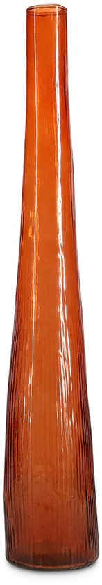 Een slanke, oranje glazen vaas met een geribbelde textuur en een smalle opening.