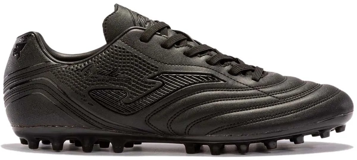 Zwarte Joma Aguila AG voetbalschoenen EU 45, ontworpen voor comfort en duurzaamheid op kunstgrasvelden.