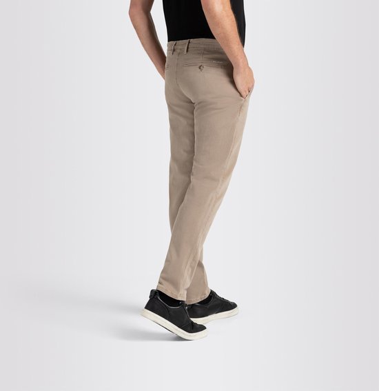 Achterkant van man in beige chino broek met MAC JEANS logo en zwarte sneakers.