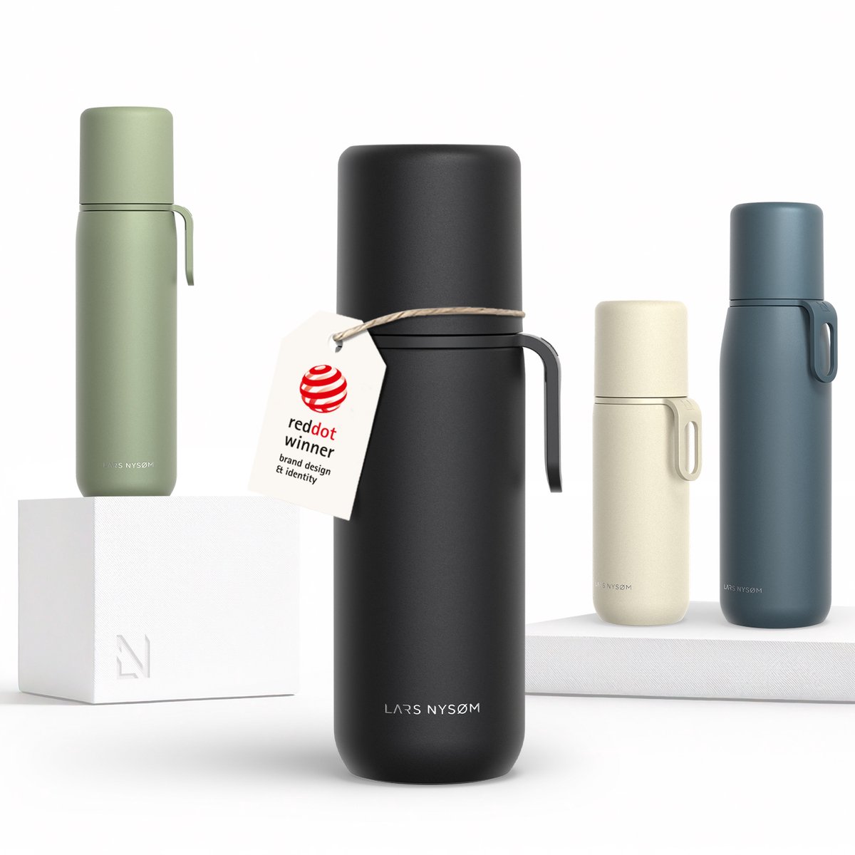 LARS NYSØM Roestvrijstalen Thermosfles - Dubbelwandige Geïsoleerde Drinkfles met Beker en Draagriem, Lekvrije Metalen Fles voor Reizen, Kantoor & Buitenactiviteiten (Carbon Black)