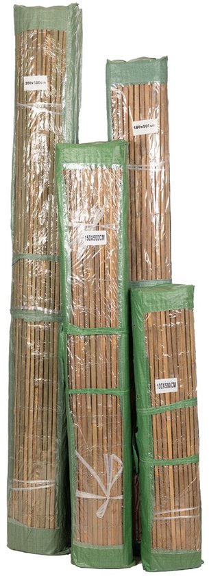 Vier opgerolde bamboematten in verschillende maten, verpakt in groen folie en plastic, staan opgesteld.