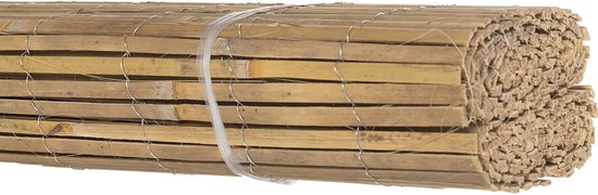Gedetailleerde close-up van een opgerolde bamboemat, vastgebonden met plastic draad. De bamboestengels zijn dun en lichtbruin.