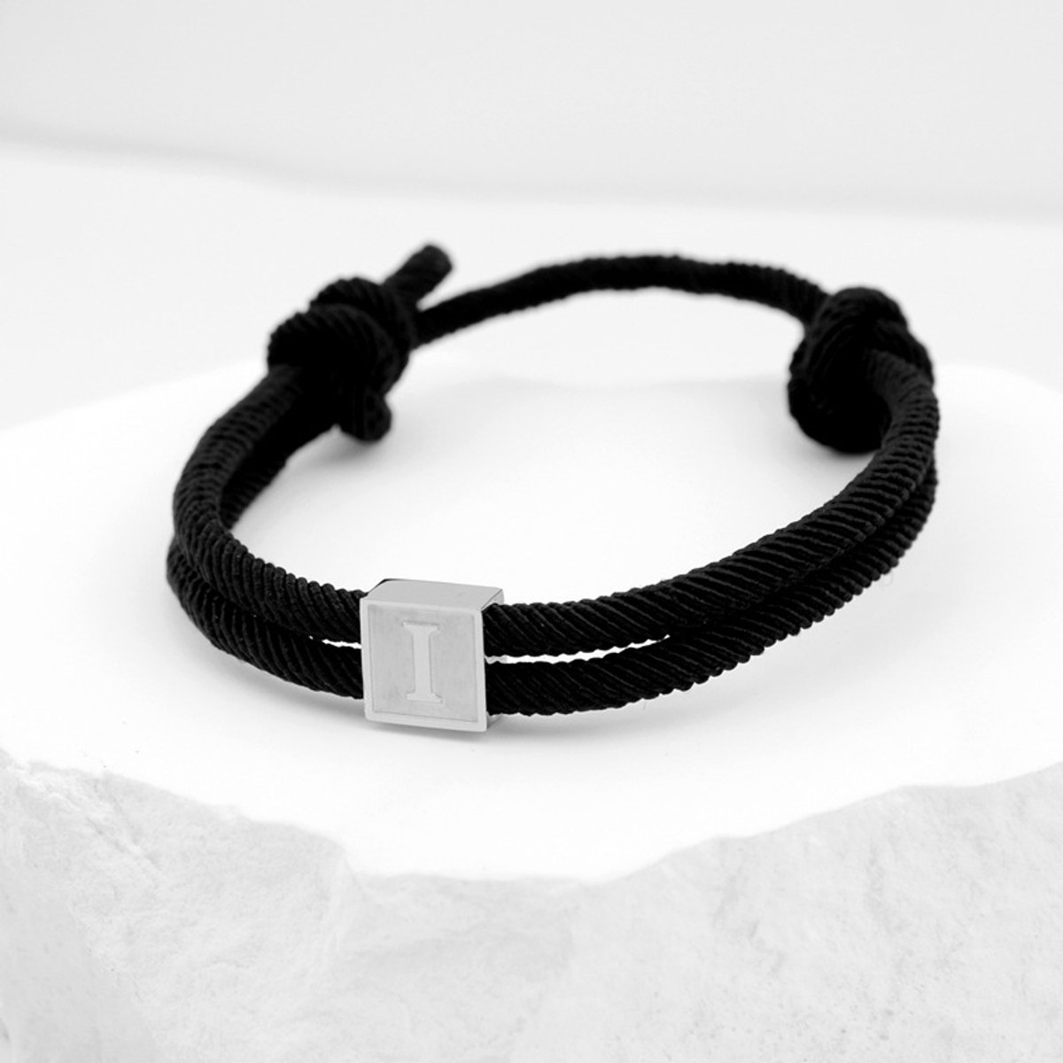Handgeweven armband met hanger van roestvrij staal, letterarmband, zwarte gevlochten armband, verstelbaar, letter I
