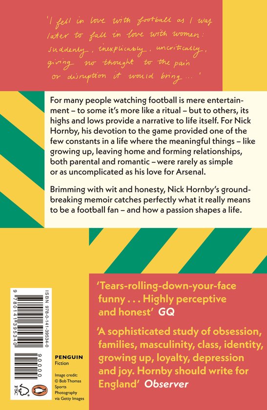 Achterkant van het boek 'Fever Pitch' van Nick Hornby. Bevat citaten uit recensies, de ISBN-code, een Penguin-logo en een korte beschrijving van het boek.
