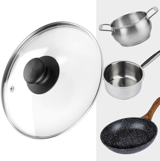Glazen pan deksel met zwart handvat, naast een selectie van roestvrijstalen potten en koekenpan.