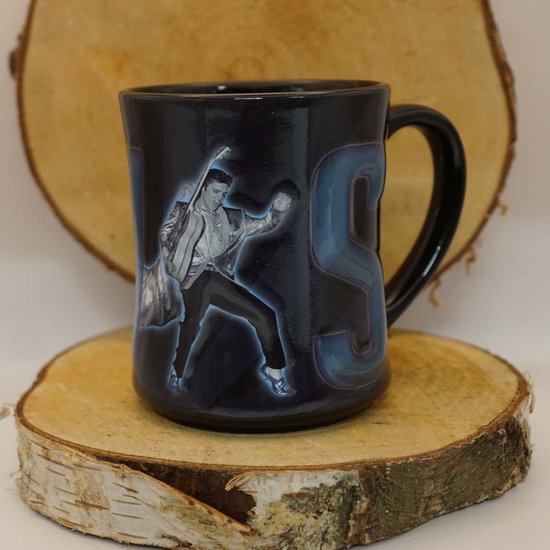 Mok Zwarte dansende Elvis Presley met gitaar en tekst ELVIS in het blauw - Beker Elvis Presley - Elvis Presley Officially licensed product - Elvis Presley cadeau artikelen - drinkbeker - koffie mok Elvis Presley - cadeau voor Elvis Presley fan
