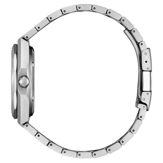 Zijaanzicht van een Citizen horloge met zilverkleurige titanium kast en schakelband. De kroon is zichtbaar.