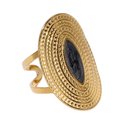 Gouden ring met een textuur aan de buitenkant en een donkergrijze, ovale emaille steen in het midden.