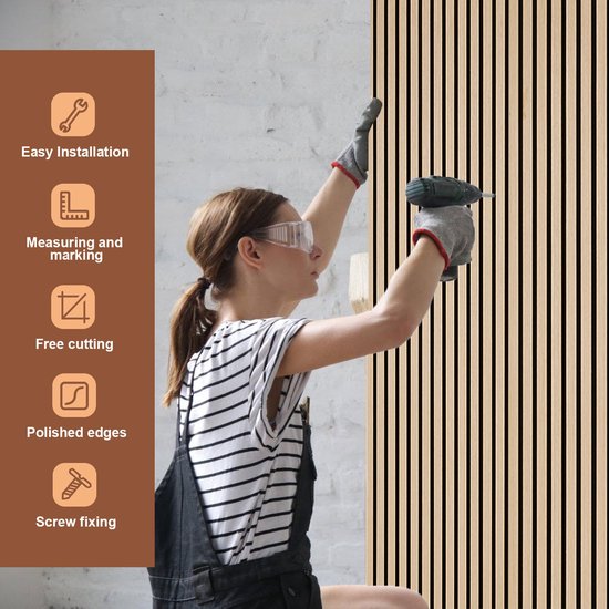 Vrouw monteert verticale houten lamellenpanelen op een witte muur met een boormachine. Eenvoudige installatie, meten, markeren, snijden, polijsten en schroeven.
