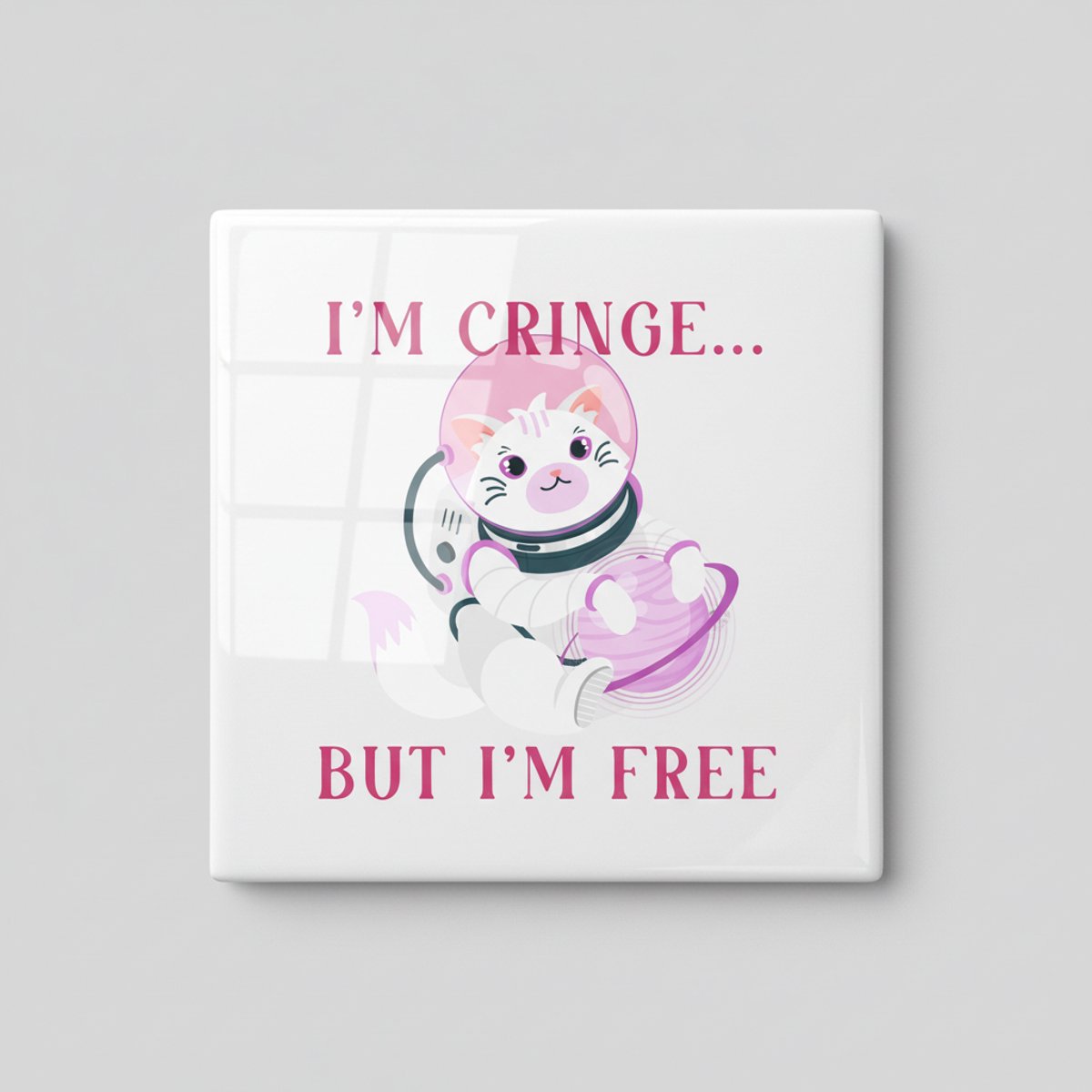 Nevolis “I’m Cringe… But I’m Free” Keramische Tegel met Schattige Astronaut Kat – Grappige Quote Wanddecoratie – 15 × 15 cm Multi Color