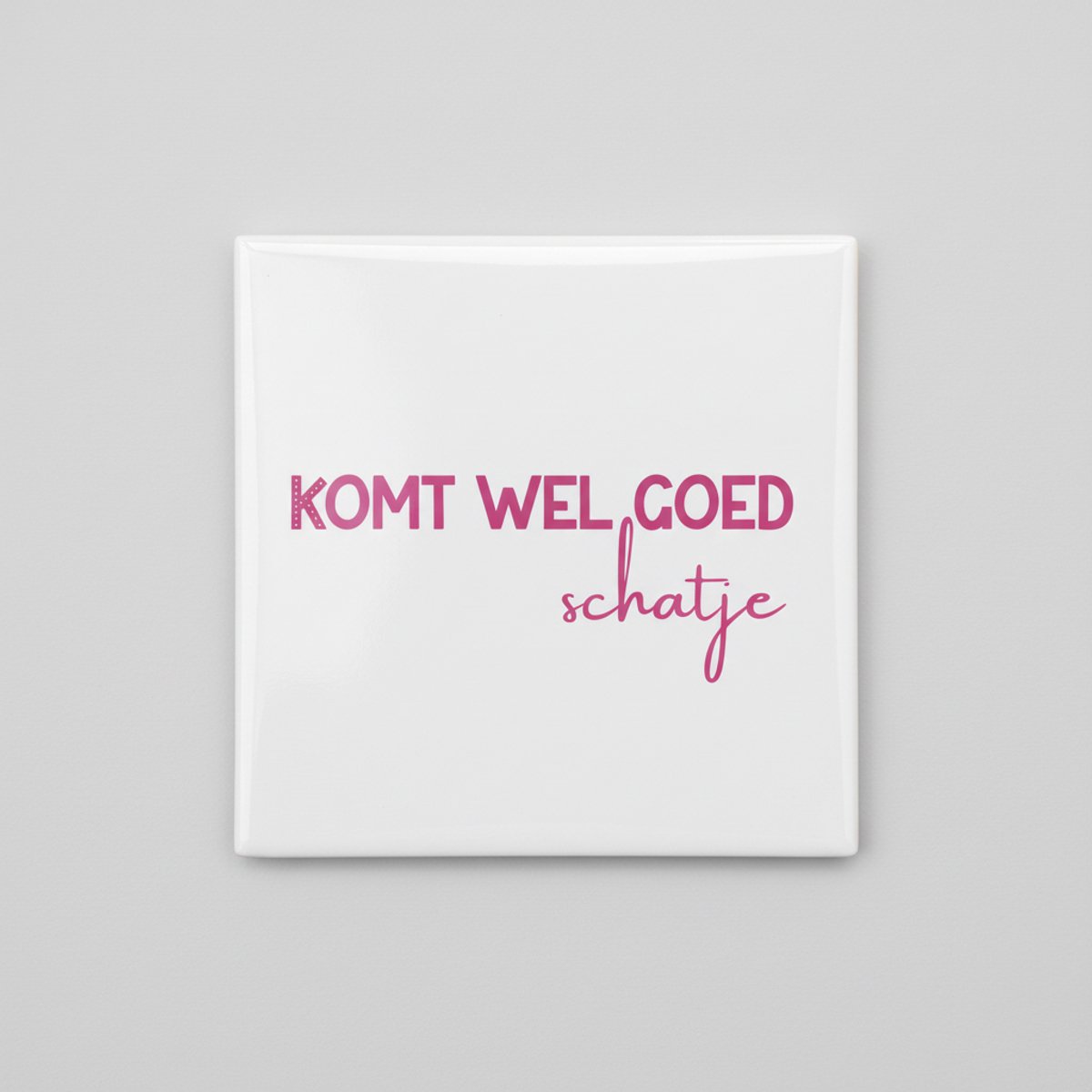 Bemoedigende Nederlandse Quote Keramische Tegel – “Komt Wel Goed Schatje” Lieve Minimalist