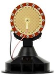 Gouden microfoon-capsule met rode rand en schroeven.