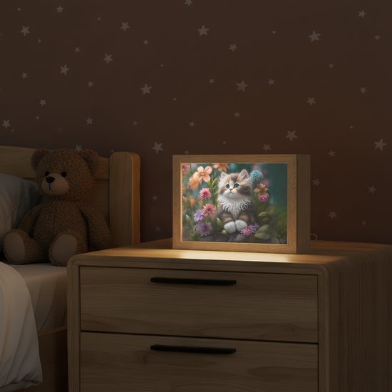 Nachtlampje 20x15 cm - Kinder lampje - Kitten - Illustratie - Bloemen - Natuur - Kat - Tafellamp kinderkamer - Slaapkamer lamp - Bedlamp kinderen - Kinderlampje stopcontact - Wandlamp babykamer - Nachtlampjes van OnlyWow — afbeelding 2