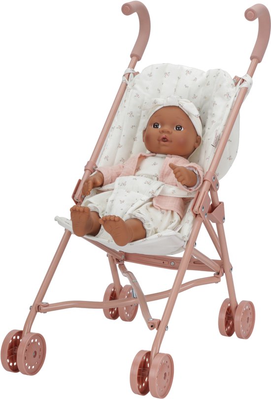 Poppenbuggy met een donker getinte pop in roze kleding en met witte hoofdband, met bloemenpatroon in wit met roze frame.