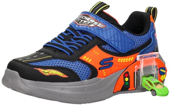Blauwe sneaker met oranje accenten, veters en klittenband. Een groen speelgoedautootje is zichtbaar bij de zool.