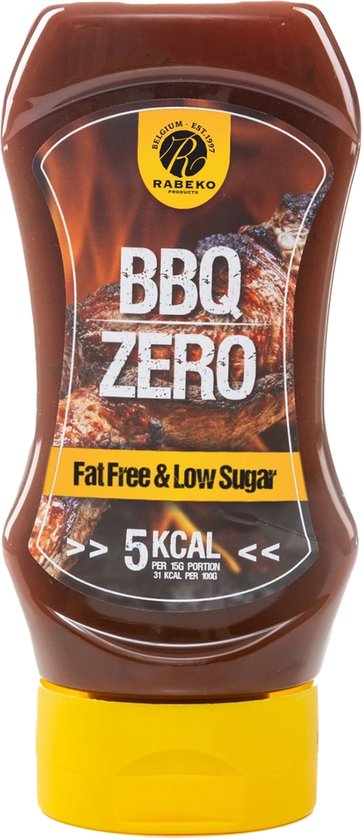 Sauce BBQ Rabeko zéro. Sans gras et faible en sucre, 5 kcal par portion. L'étiquette présente de la viande grillée avec des flammes.