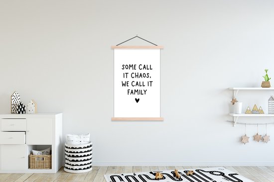 Posterhanger avec affiche - Affiche scolaire - Citation anglaise Certains l'appellent chaos, nous l'appelons famille avec un cœur sur fond blanc - 120x180 cm - Lattes vierges