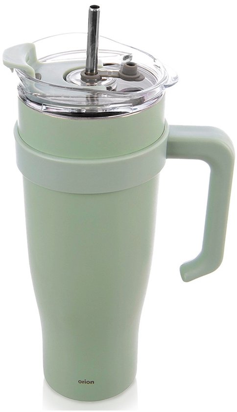 Een lichtgroene thermosbeker met een helder deksel, zilveren rietje en een handvat, op een witte achtergrond.