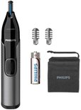 Zwarte en zilveren Philips neustrimmer met accessoires: batterij, 2 opzetkammen en etui.