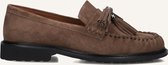 Bruine suède loafer met kwastjes en zilverkleurige details.