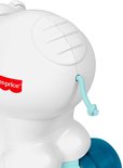 Detail van de achterkant van een witte Fisher-Price beer met een lichtblauw touwtje en Fisher-Price logo.