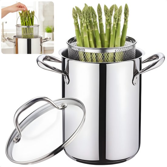 Zilverkleurige RVS pan met inzetmand vol asperges. Glazen deksel ernaast. Linksboven: hand die mandje met asperges plaatst.