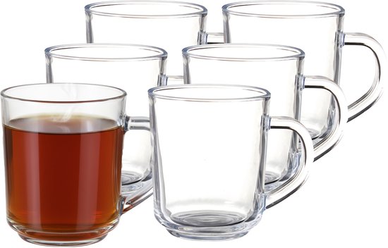 Ensemble de six verres à thé transparents, dont un rempli de thé chaud.