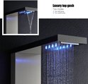 Douchepaneel met regen- en watervalstraal, verlicht met blauwe LED's. 'Luxury top gush' is leesbaar.