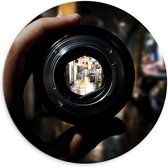Dibond Wandcirkel - Lens van Camera in de Stad - 100x100cm Foto op Aluminium Wandcirkel (met ophangsysteem)