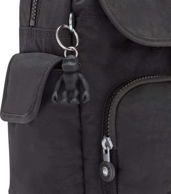 Zwarte Kipling rugzak met aap-sleutelhanger naast de voorzak.