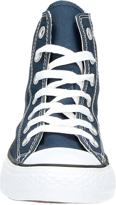 Vooraanzicht van een marineblauwe Converse Chuck Taylor All Star hoge sneaker met witte veters.