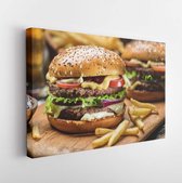 Onlinecanvas - Schilderij - Hamburgers And French Fries On The Wooden Tray. Art Horizontal Horizontal - Multicolor - 75 X 115 Cm