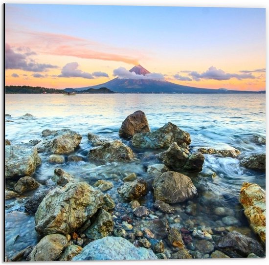 Dibond - Rotsen en Vulkaan bij het Water - 50x50cm Foto op Aluminium (Wanddecoratie van metaal)