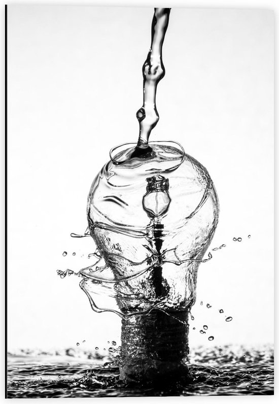 Dibond - Zwart/Wit Lampje met een Straal Water Er Op - 40x60cm Foto op Aluminium (Met Ophangsysteem)