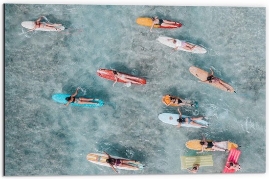 Dibond - Bovenaanzicht Surfers op het Water - 60x40cm Foto op Aluminium (Wanddecoratie van metaal)
