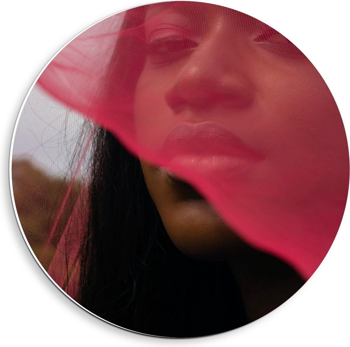Forex Wandcirkel - Foto van Vrouw met Roze Mesh Stof voor Gezicht - 40x40cm Foto op Wandcirkel (met ophangsysteem)