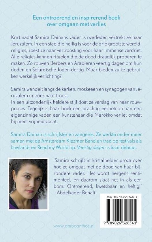 Achterkant van een boek met een foto van de schrijfster Samira Dainain, zwart haar, met een donkere jurk.