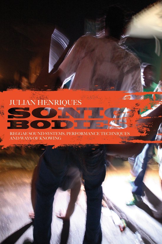 Boekomslag met tekst 'JULIAN HENRIQUES SONIC BODIES REGGAE SOUND SYSTEMS, PERFORMANCE TECHNIQUES AND WAYS OF KNOWING' en wazige figuren.