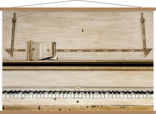 Schoolplaat – Oude Piano met een Boekje en Kroontjespen - 120x80cm Foto op Textielposter (Wanddecoratie op Schoolplaat)