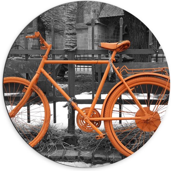 Dibond Wandcirkel - Oranje Fiets met Zwart Witte Achtergrond - 70x70cm Foto op Aluminium Wandcirkel (met ophangsysteem)