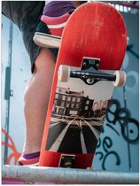 Poster – Skater met Rood Skateboard - 30x40cm Foto op Posterpapier