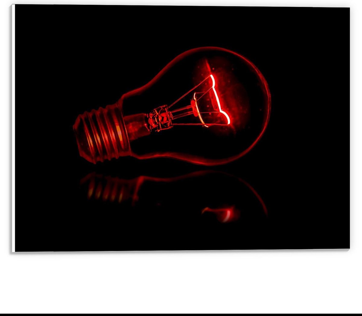 KuijsFotoprint - Schilderij - Rode Gloeilamp Zwarte Achtergrond - Zwart En Rood - 30 X 40