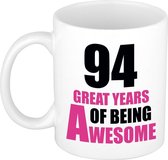 94 great years of being awesome cadeau mok / beker wit en roze