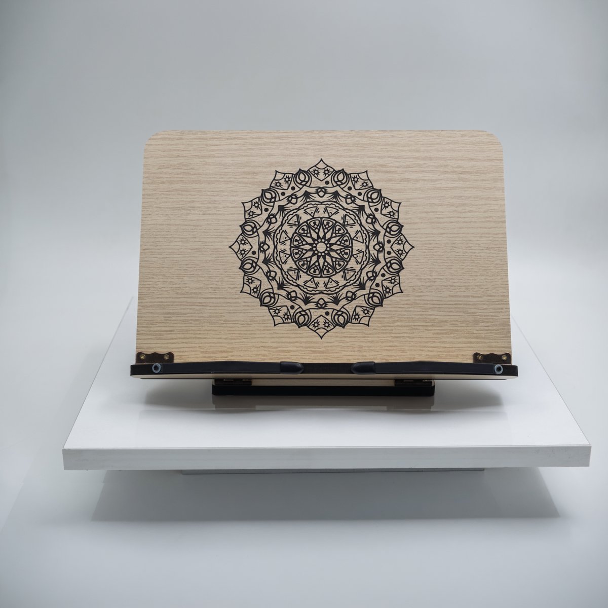 Zeo Wood® Boekenstandaard Hout – Boekenhouder – Kookboekstandaard – Tablet Standaard – Verstelbaar – Mandala Design – 30x20 cm - Eiken