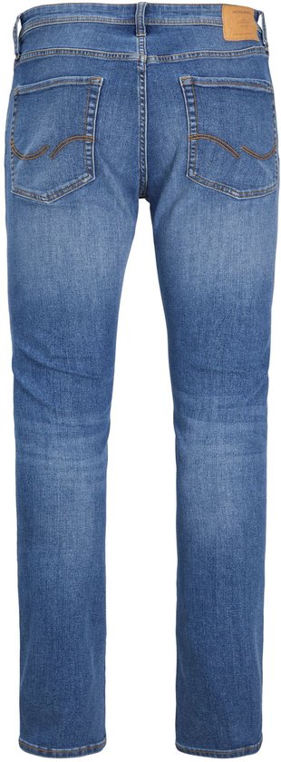 Achterkant van een blauwe herenjeans, recht model, met oranje stiksels en een gele leren label.
