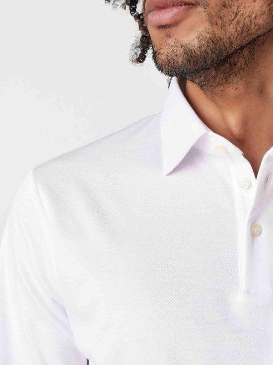 Close-up van de kraag en knopen van een wit longsleeve poloshirt.