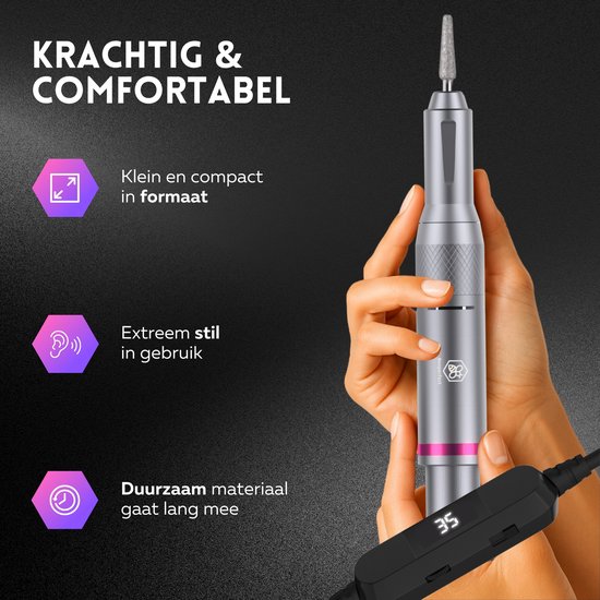 Hand houdt zilverkleurige elektrische nagelvijl vast. Klein, compact, stil en duurzaam materiaal.