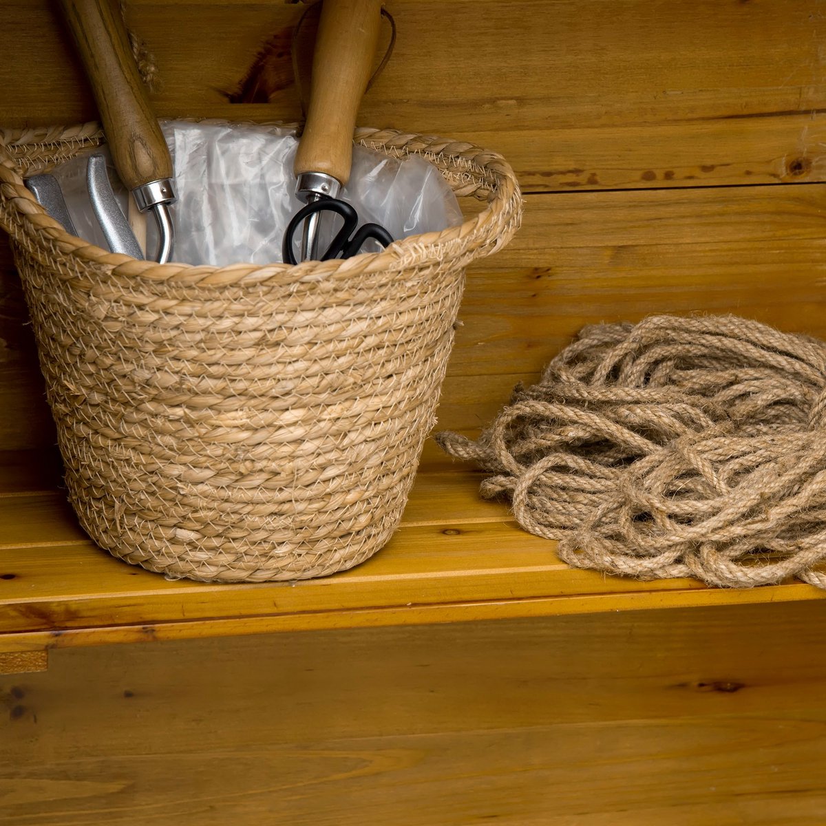 Wishdor - Houten Tuinkast - 2 Deuren En 2 Planken - Zadeldak - Voor Tuingereedschap - Houtkleur - 191,5 x 79 x 49 cm